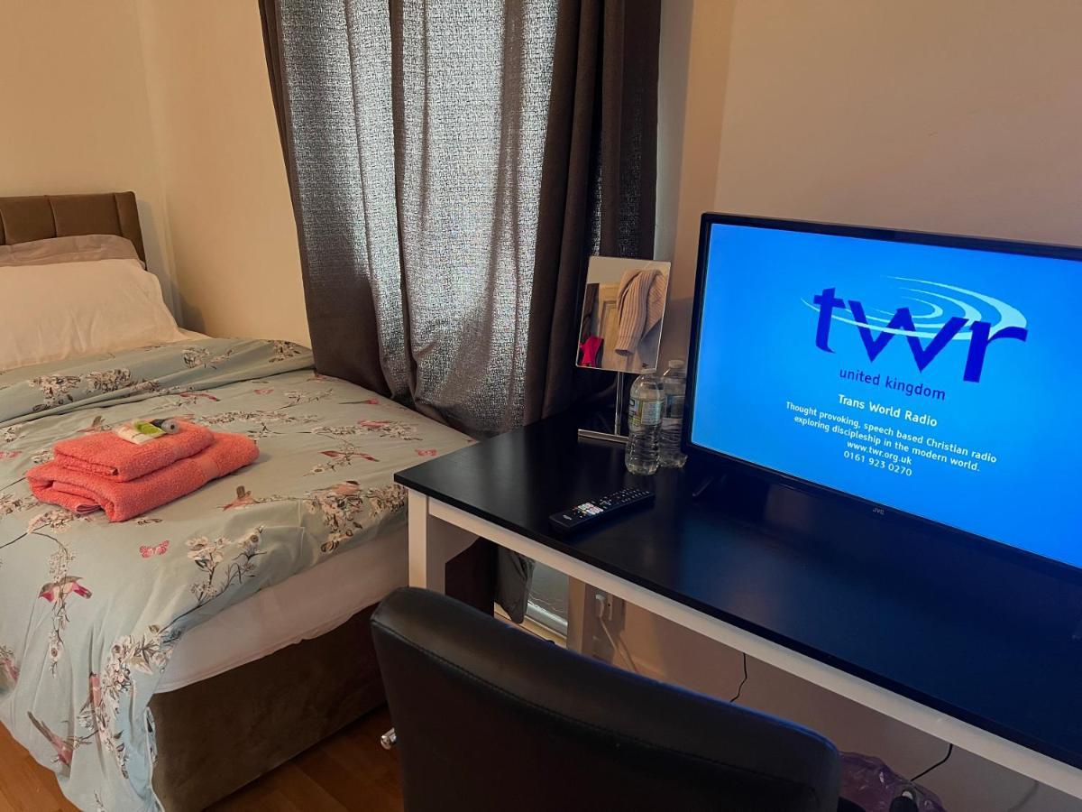 Park View Serviced Apartment - Next To Northolt Tube Station - Near Central London & Wembley Екстер'єр фото
