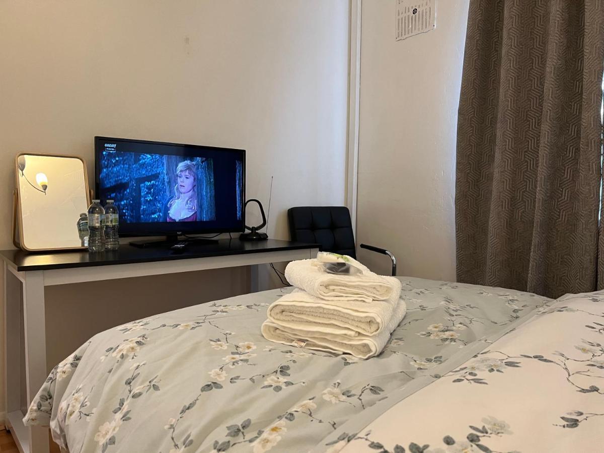 Park View Serviced Apartment - Next To Northolt Tube Station - Near Central London & Wembley Екстер'єр фото